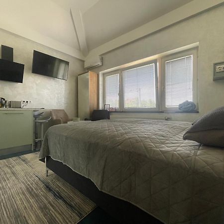 Tona - Miran Apartman - Parking - Samostalna Prijava Карловаць Екстер'єр фото