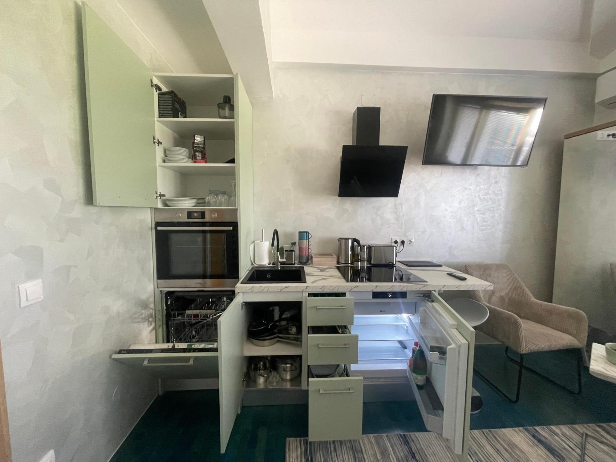 Tona - Miran Apartman - Parking - Samostalna Prijava Карловаць Екстер'єр фото