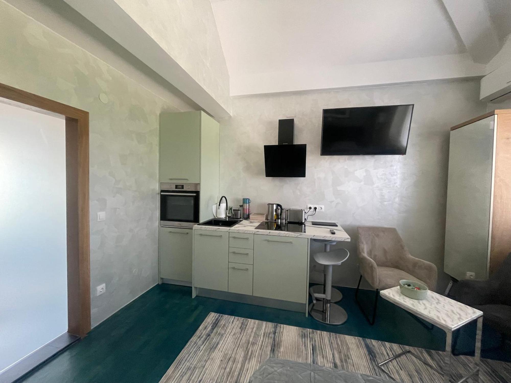 Tona - Miran Apartman - Parking - Samostalna Prijava Карловаць Екстер'єр фото